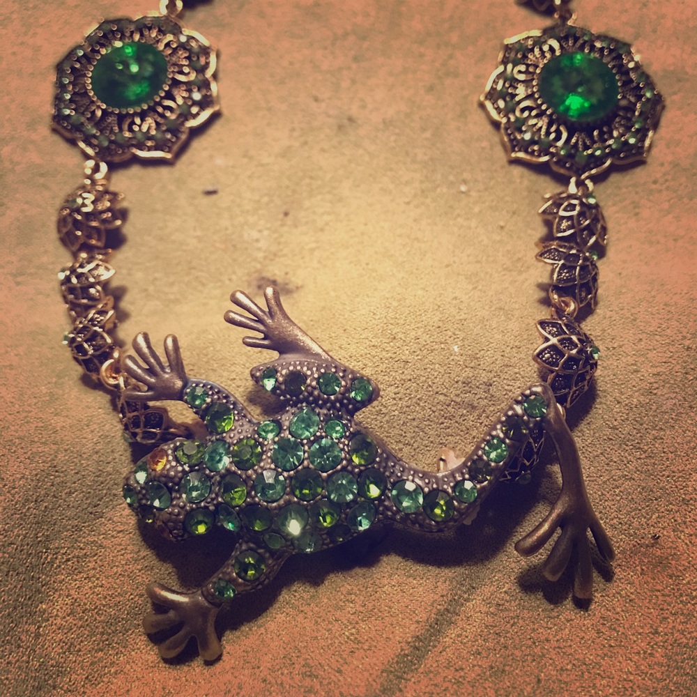 Emerald leap frog choker